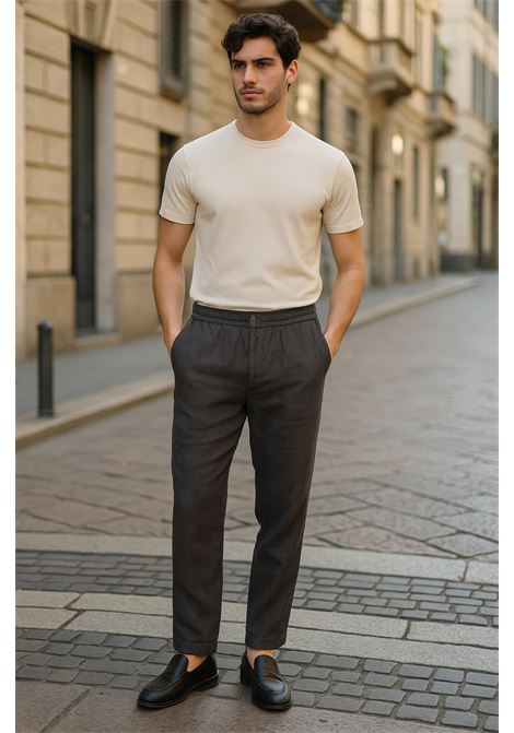 Alpha Studio AU-1482Q 1014 charcoal gray linen pants combine comfort and style with a breathable fabric and elastic waistband with double button closure. Ideal for summer and perfect for a sophisticated yet relaxed look. ALPHA STUDIO |  | AU-1462Q1014